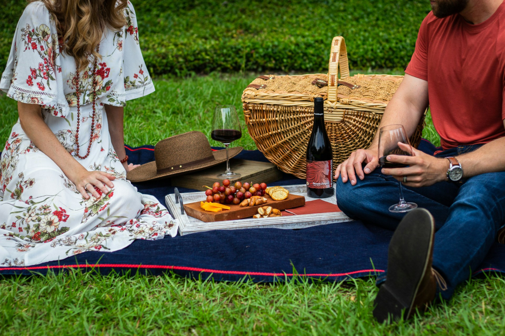 Picture of couple on outdoor picnic